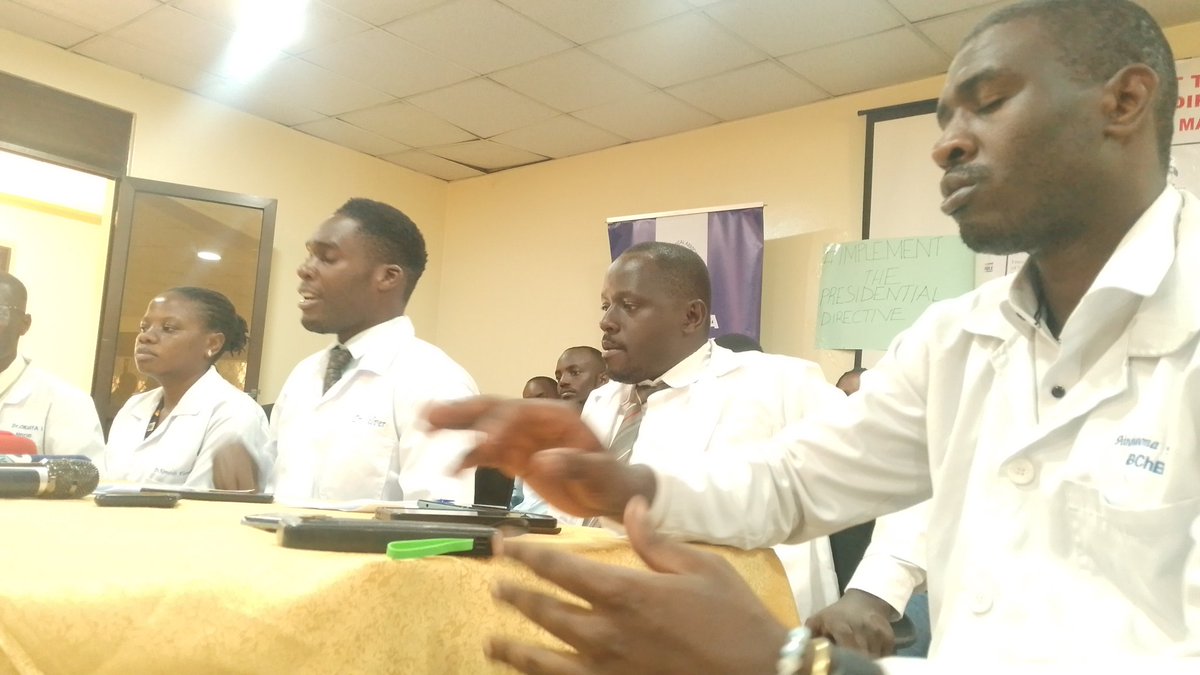 byamukamaalozi4's tweet photo. Medical interns are protesting Net  policy by the Ministries of Health and Education that could scrap internship allowances.

In 2021,@KagutaMuseveni directed that Interns be paid 50% of the recommended salary a directive not been fully implemented

Now,Interns are demanding 75% https://t.co/GcO9m7TgO2