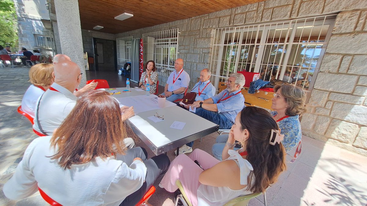 CaritasMadrid's tweet photo. Un alto en el camino para seguir avanzando.

Responsables de voluntariado del territorio, obras y servicios de #CáritasMadrid se han reunido en Cercedilla para compartir experiencias, reflexionar y seguir fortaleciendo el acompañamiento al voluntariado.
https://t.co/Ofjstf0Vai
#Voluntariado #Comunidad #Participación