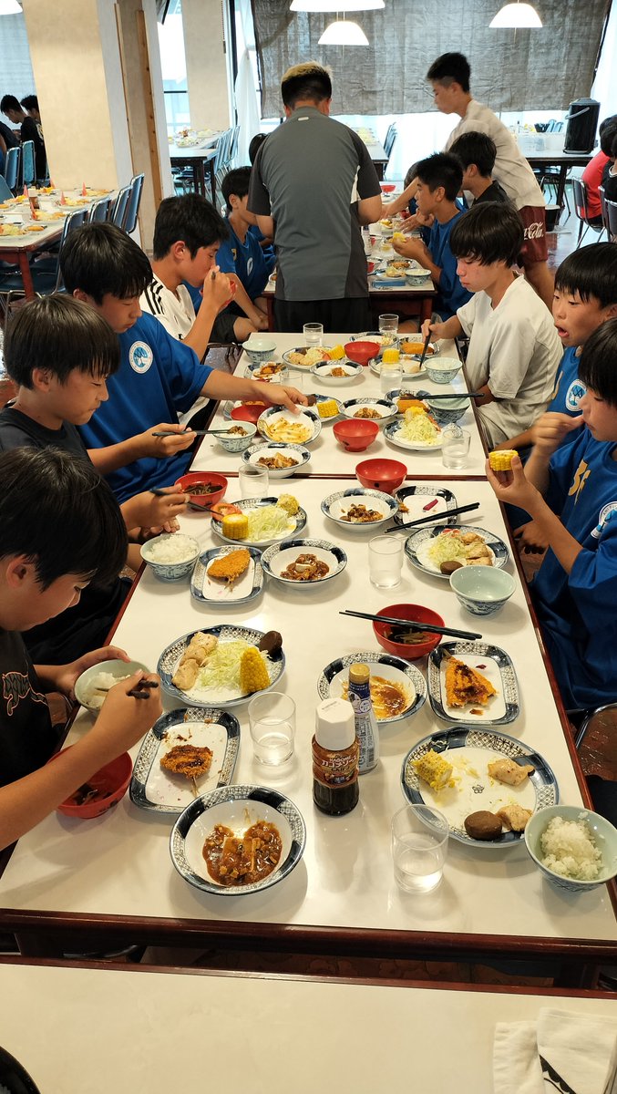 AmiFunto's tweet photo. [Jr.ユース]
菅平遠征U-13.4
もう1試合⚽️
その後はダウンをして、ホテルへ🚌💨
部屋に行って、夕食です🍚
ケア、エネルギーと栄養補給、休養✨️ https://t.co/jiusiGvvV8