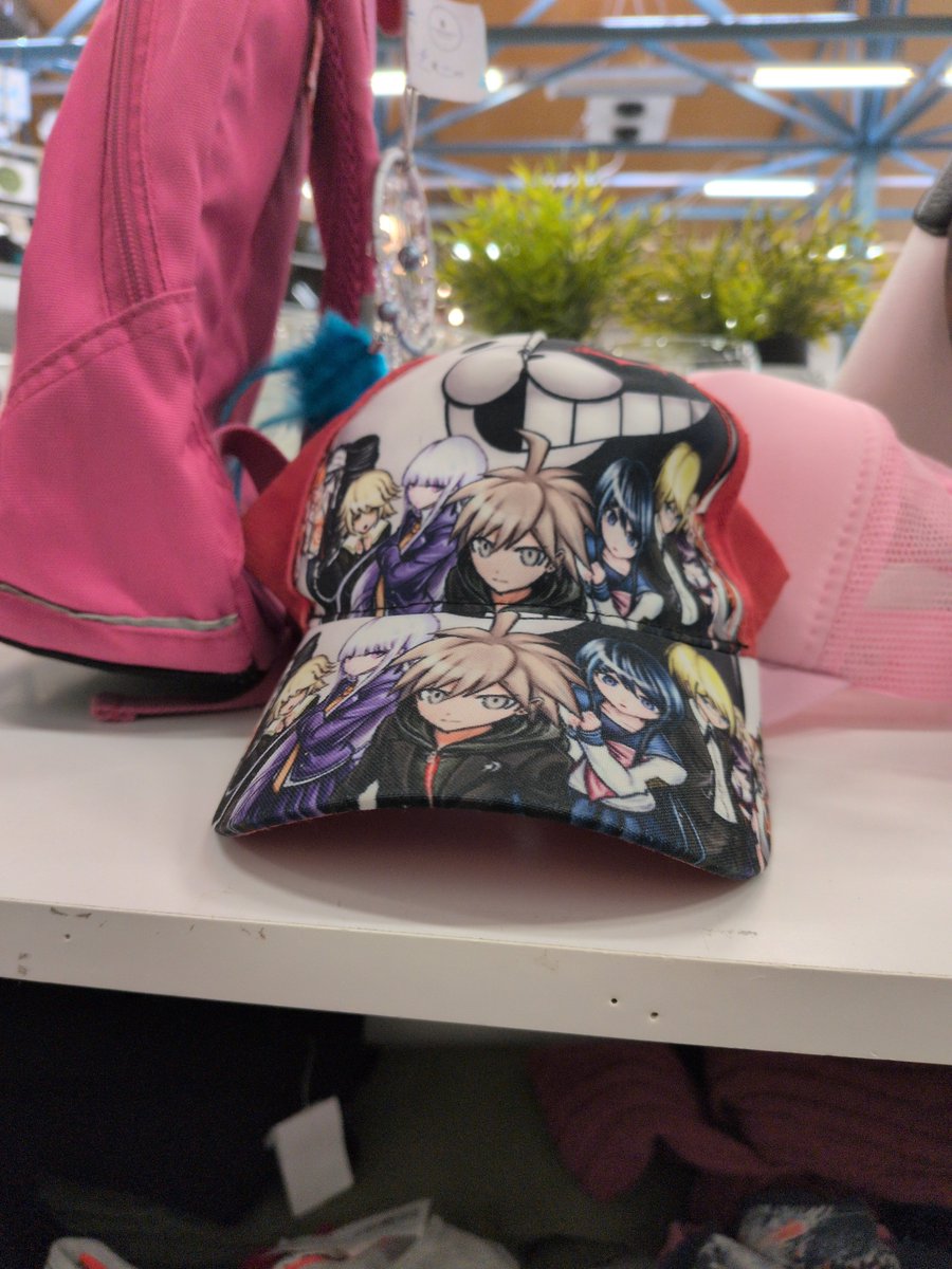 pretty_0dd__'s tweet photo. An absolutely diabolical thrift find https://t.co/fEDX835CFG