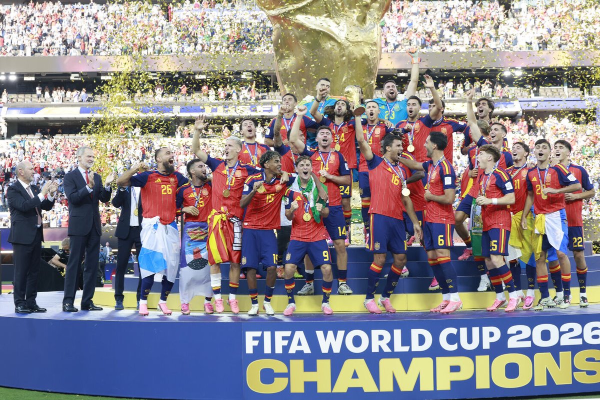 camarascomercio's tweet photo. ¡CAMPEONES DEL MUNDO! ⭐⭐

16 años después… lo volvimos a hacer ¡la segunda estrella es nuestra! 🏆

Desde la Cámara de Comercio de España, ¡ENHORABUENA a nuestra Selección!

Orgullo, pasión y equipo. Así se gana un Mundial… y así se construye un país! 🇪🇸

📷 Casa Real https://t.co/sdlRVTQgej