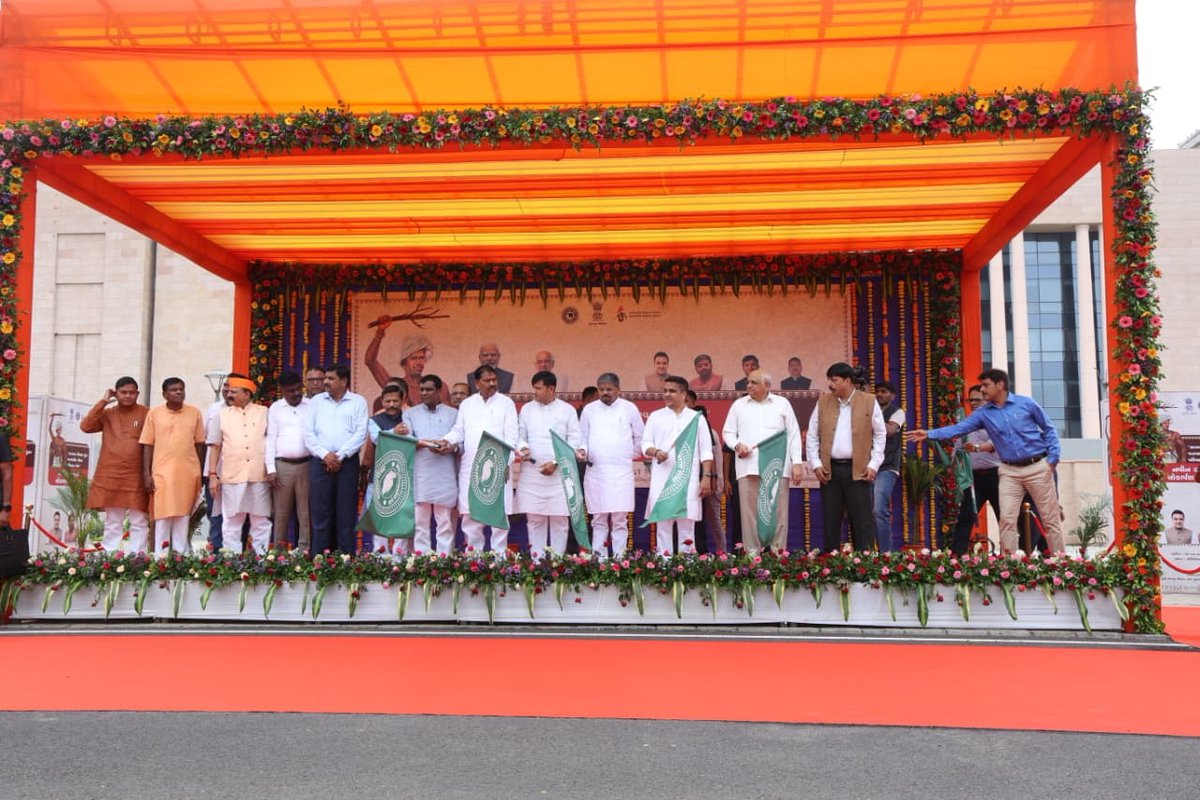 InfoGujarat's tweet photo. 🚌 આદિજાતિ વિસ્તારોના વિદ્યાર્થીઓ માટે સુવિધાસભર પરિવહનન�� નવી ભેટ!

મુખ્યમંત્રી શ્રી ભૂપેન્દ્રભાઈ પટેલે ગાંધીનગર ખાતેથી નાયબ મુખ્યમંત્રી શ્રી હર્ષભાઈ સંઘવી, અન્ય મંત્રીશ્રીઓ તેમજ અન્ય મહાનુભાવોની ઉપસ્થિતિમાં રાજ્ય સરકારના આદિજાતિ વિકાસ વિભાગ અને ગુજરાત રાજ્ય માર્ગ વાહનવ્યવહાર નિગમના સંયુક્ત ઉપક્રમે ‘ભગવાન બિરસા મુંડા જનજાતિય ગૌરવ પરિવહન સેવા’ અંતર્ગત કુલ ₹33.84 કરોડના ખર્ચે આદિજાતિ વિસ્તારોમાં સેવામાં મૂકવામાં આવેલ નવી 139 ST બસોને શાસ્ત્રોકત રીતે પૂજા કર્યા બાદ ફ્લેગ-ઑફ આપી પ્રસ્થાન કરાવ્યું...

આદિજાતિ જિલ્લાઓના દુર્ગમ, અંતરિયાળ વિસ્તારોના વિદ્યાર્થીઓને શાળા-કોલેજમાં અભ્યાસ માટે અવર-જવરમાં સરળ, સમયસર અને સુરક્ષિત પરિવહનની અનુભૂતિ સાથે આ બસ સેવા થકી કન્યા કેળવણી અને ઉચ્ચ શિક્ષણને પ્રોત્સાહન મળશે...

#GujaratInformation