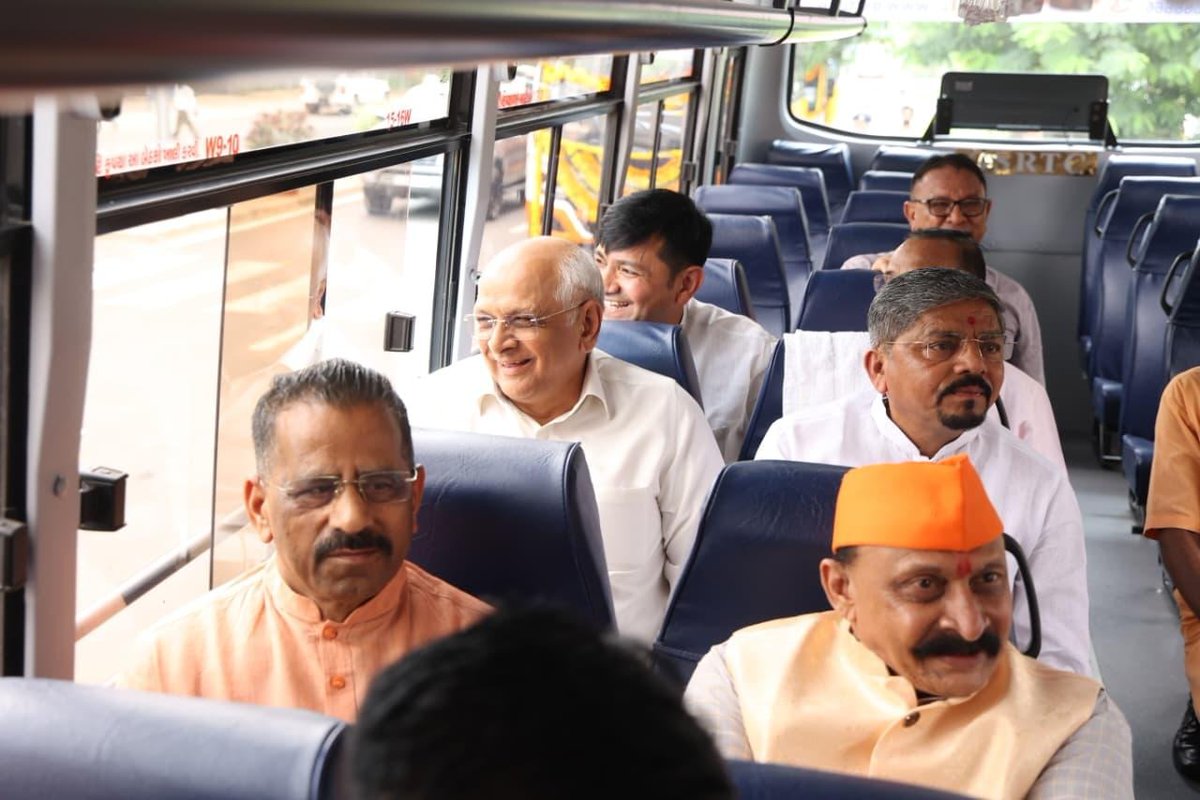 InfoGujarat's tweet photo. 🚌 આદિજાતિ વિસ્તારોના વિદ્યાર્થીઓ માટે સુવિધાસભર પરિવહનન�� નવી ભેટ!

મુખ્યમંત્રી શ્રી ભૂપેન્દ્રભાઈ પટેલે ગાંધીનગર ખાતેથી નાયબ મુખ્યમંત્રી શ્રી હર્ષભાઈ સંઘવી, અન્ય મંત્રીશ્રીઓ તેમજ અન્ય મહાનુભાવોની ઉપસ્થિતિમાં રાજ્ય સરકારના આદિજાતિ વિકાસ વિભાગ અને ગુજરાત રાજ્ય માર્ગ વાહનવ્યવહાર નિગમના સંયુક્ત ઉપક્રમે ‘ભગવાન બિરસા મુંડા જનજાતિય ગૌરવ પરિવહન સેવા’ અંતર્ગત કુલ ₹33.84 કરોડના ખર્ચે આદિજાતિ વિસ્તારોમાં સેવામાં મૂકવામાં આવેલ નવી 139 ST બસોને શાસ્ત્રોકત રીતે પૂજા કર્યા બાદ ફ્લેગ-ઑફ આપી પ્રસ્થાન કરાવ્યું...

આદિજાતિ જિલ્લાઓના દુર્ગમ, અંતરિયાળ વિસ્તારોના વિદ્યાર્થીઓને શાળા-કોલેજમાં અભ્યાસ માટે અવર-જવરમાં સરળ, સમયસર અને સુરક્ષિત પરિવહનની અનુભૂતિ સાથે આ બસ સેવા થકી કન્યા કેળવણી અને ઉચ્ચ શિક્ષણને પ્રોત્સાહન મળશે...

#GujaratInformation