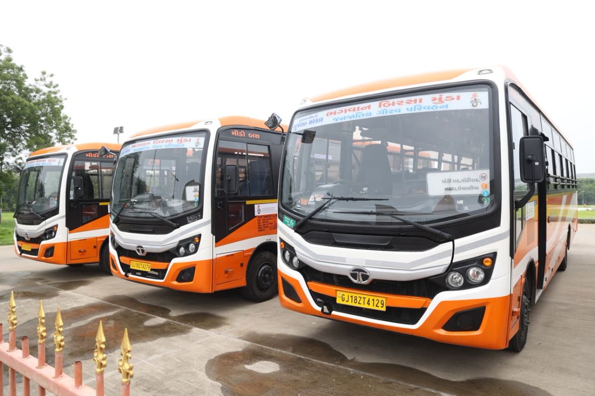 InfoGujarat's tweet photo. 🚌 આદિજાતિ વિસ્તારોના વિદ્યાર્થીઓ માટે સુવિધાસભર પરિવહનન�� નવી ભેટ!

મુખ્યમંત્રી શ્રી ભૂપેન્દ્રભાઈ પટેલે ગાંધીનગર ખાતેથી નાયબ મુખ્યમંત્રી શ્રી હર્ષભાઈ સંઘવી, અન્ય મંત્રીશ્રીઓ તેમજ અન્ય મહાનુભાવોની ઉપસ્થિતિમાં રાજ્ય સરકારના આદિજાતિ વિકાસ વિભાગ અને ગુજરાત રાજ્ય માર્ગ વાહનવ્યવહાર નિગમના સંયુક્ત ઉપક્રમે ‘ભગવાન બિરસા મુંડા જનજાતિય ગૌરવ પરિવહન સેવા’ અંતર્ગત કુલ ₹33.84 કરોડના ખર્ચે આદિજાતિ વિસ્તારોમાં સેવામાં મૂકવામાં આવેલ નવી 139 ST બસોને શાસ્ત્રોકત રીતે પૂજા કર્યા બાદ ફ્લેગ-ઑફ આપી પ્રસ્થાન કરાવ્યું...

આદિજાતિ જિલ્લાઓના દુર્ગમ, અંતરિયાળ વિસ્તારોના વિદ્યાર્થીઓને શાળા-કોલેજમાં અભ્યાસ માટે અવર-જવરમાં સરળ, સમયસર અને સુરક્ષિત પરિવહનની અનુભૂતિ સાથે આ બસ સેવા થકી કન્યા કેળવણી અને ઉચ્ચ શિક્ષણને પ્રોત્સાહન મળશે...

#GujaratInformation