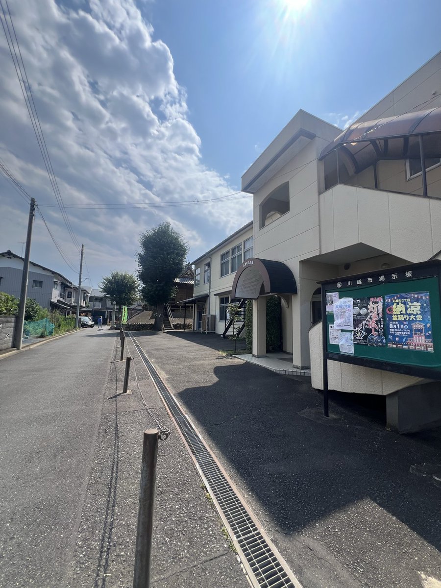 nemurenaiwatasi's tweet photo. 今朝、19日の夕方ごろ埼玉県川越市石原町公民館付近で黄色い鳥を見たという連絡をいただきました。目撃があった付近に粟を置かせていただきました。近くにお住まいの方、ご協力お願いします。
#セキセイインコ #川越　#石原町公民館 #迷い鳥  #拡散希望 #迷子鳥 https://t.co/VpisrB7z0r