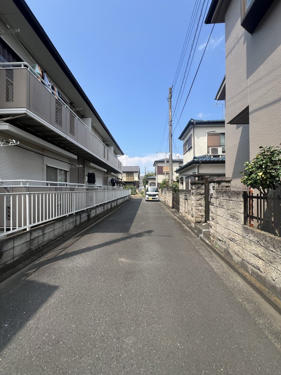 nemurenaiwatasi's tweet photo. 今朝、19日の夕方ごろ埼玉県川越市石原町公民館付近で黄色い鳥を見たという連絡をいただきました。目撃があった付近に粟を置かせていただきました。近くにお住まいの方、ご協力お願いします。
#セキセイインコ #川越　#石原町公民館 #迷い鳥  #拡散希望 #迷子鳥 https://t.co/VpisrB7z0r