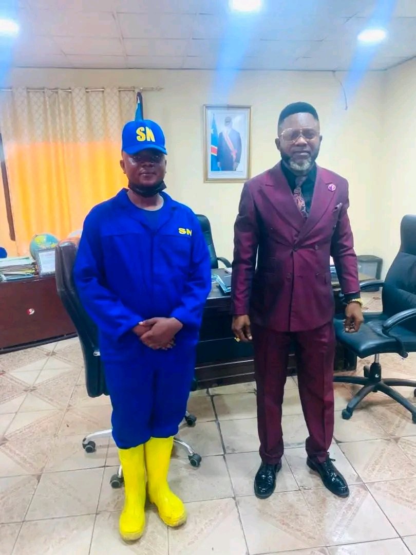LumuangaS's tweet photo. 🔴#RDC:ce lundi 20 juillet 2026, le numéro 01 de la Commune de #KIMBANSEKE, Monsieur #Jeancy #NGANGA a reçu dans son cabinet de travail, le chef d'équipe du Service National/KIMBANSEKE déployé dans cette commune pour l’assainissement des routes .
Satisfait de la bonne qualité du travail dont les résultats impressionnants ont étés salués par l'immense foule issues des quartiers environnants, Monsieur Jeancy NGANGA remercie le Chef de l'Etat pour avoir mis en place la task force coordonnée par le lieutenant-général #Jean-#Pierre #KASONGO #KABWIK et le Gouverneur de la ville Kinshasa @daniel_bumba_01 pour cette belle initiative.
@central_sage @GaborienM @ThierryKambundi @KitambalaMarcel @BenitaNtumba