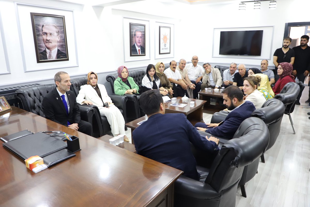 bingolakparti's tweet photo. MKYK üyemiz Abdurrahman Akyüz İl Başkanımız @yilmaz_seven’i makamında ziyaret etti. Teşkilat üyelerimizle bir araya gelerek sohbet etti. 

@Aakyuz54 @masifegundogdu @EnessAslan_ https://t.co/vPrybijJok