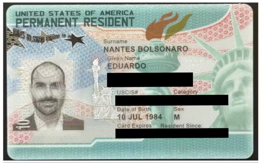 fabio_talhari's tweet photo. A esquerdopatia está doidinha, machucadinhos por dentro, pelo visto de permanência, o famoso "green card", concedido a Eduardo Bolsonaro nos EUA.
Curioso que tenha sido concedido na categoria EB-1A, para pessoas com “habilidades extraordinárias”. É realmente extraordinário que sobrevivamos à perseguição política de Humpty Dumpty!
Na minha visão, é uma medalha, o reconhecimento internacional de que Eduardo (e a família Bolsonaro como um todo) sofre perseguição política no Brasil (decisões do STF, cassações, processos, cancelamento de perfis, etc.). O Green Card permite que ele fique legalmente nos EUA por tempo indeterminado, trabalhe e tenha estabilidade enquanto denuncia a (asquerosa!) ditadura do "judissiáriu", essa maldita juristocracia!
É uma vitória moral e prova de que a direita tem respaldo fora do Brasil. Ouço, leio e vejo isso todos os dias, aliás, especialmente entre os americanos. estratégia inteligente de quem é alvo de lawfare. 
O Green Card é um tapa na cara do sistema que persegue a direita e um sinal de que Trump reconhece Eduardo como aliado estratégico. A esquerdopatia está surtada porque estão perdendo o controle narrativo.