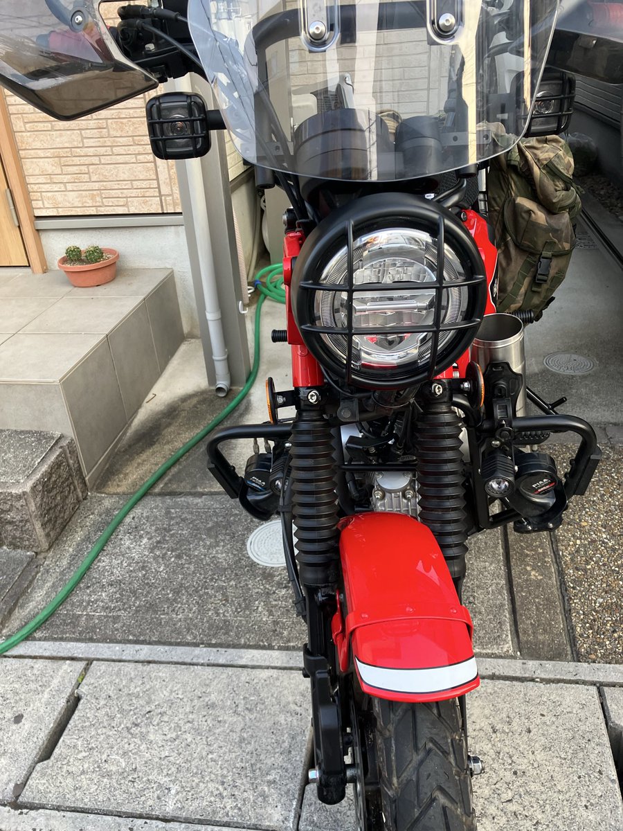 sagethewiseman's tweet photo. 林道でドロドロになった　#CT125  #ハンターカブ を拭きあげ。
自分はいまだかつて乗り物を擬人化したり、名前をつけたことがないが、、、
綺麗に拭きあげようと頑張ると自然に愛着が湧いてくる。実子とかペットとは違う種類の。

「他に痒いところは、ございますか〜」などと場違いな独り言を放つ https://t.co/kkFqi7dW5M