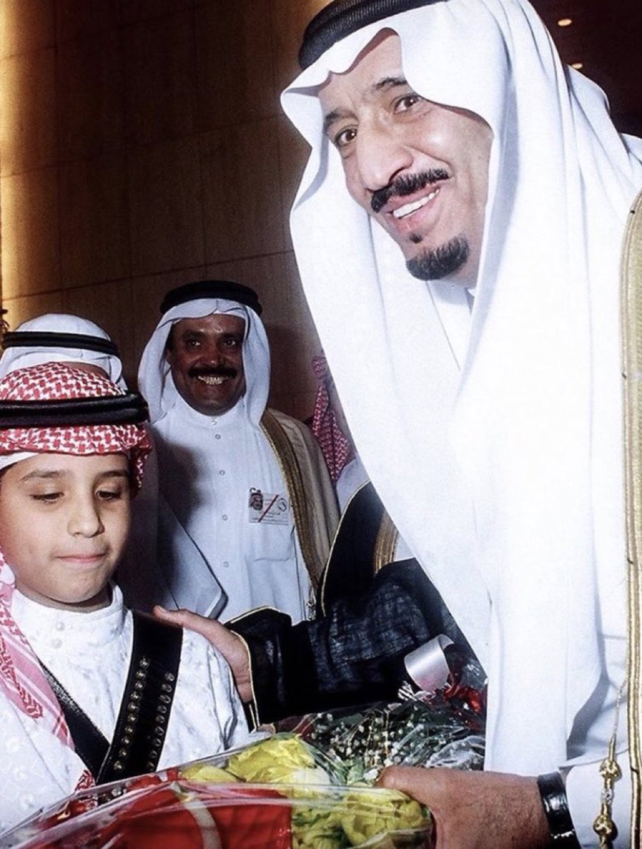 HRHMBNSALMAAN's tweet photo. صورة نادره تجمع #خادم_الحرمين_الشريفين  #الملك_سلمان ب #ولي_العهد #محمد_بن_سلمان وهو في المرحله الابتدائيه خلال احتفالات  مدارس الرياض https://t.co/1suSurNUh4