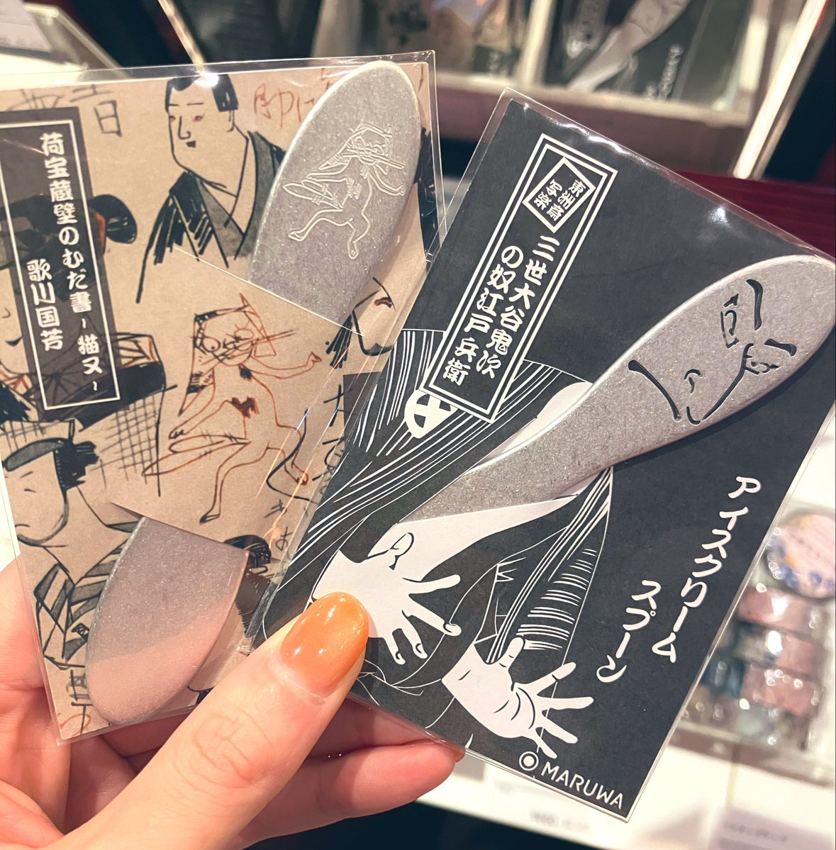 tobi_museumshop's tweet photo. 思わず二度見してしまう、浮世絵のアイスクリームスプーンが入荷しました✨

手の熱が伝わるので、カチカチのアイスもすくいやすい優れもの。

実用的で、くすっと笑える。
夏の贈り物や海外の方へのお土産にもおすすめです🎁 https://t.co/YKVtGJD4Sf