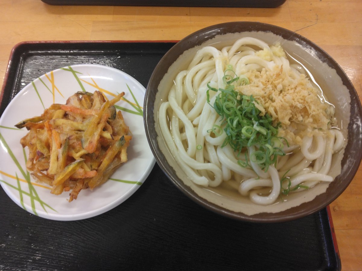 YashimaMoon's tweet photo. 香川県に帰省中の今日のさぬきうどんは、かけうどん2玉にかき揚げ🥰 https://t.co/MGrrbEVN37