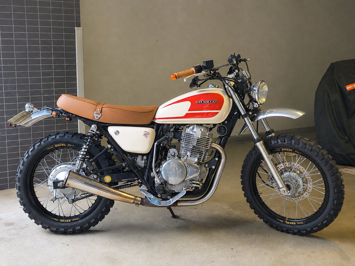 scramblemasa's tweet photo. CB400SSのカスタム、CRF250Rマスターやシートレール短縮、アップマフラー化etcまだまだ色々したいことはあるけど、エキセルリムでバネ下軽量化したらどうなるんやろ？

エキセル黒リムなら前後フェンダーも黒がいいかな？ https://t.co/XTY44COtMC