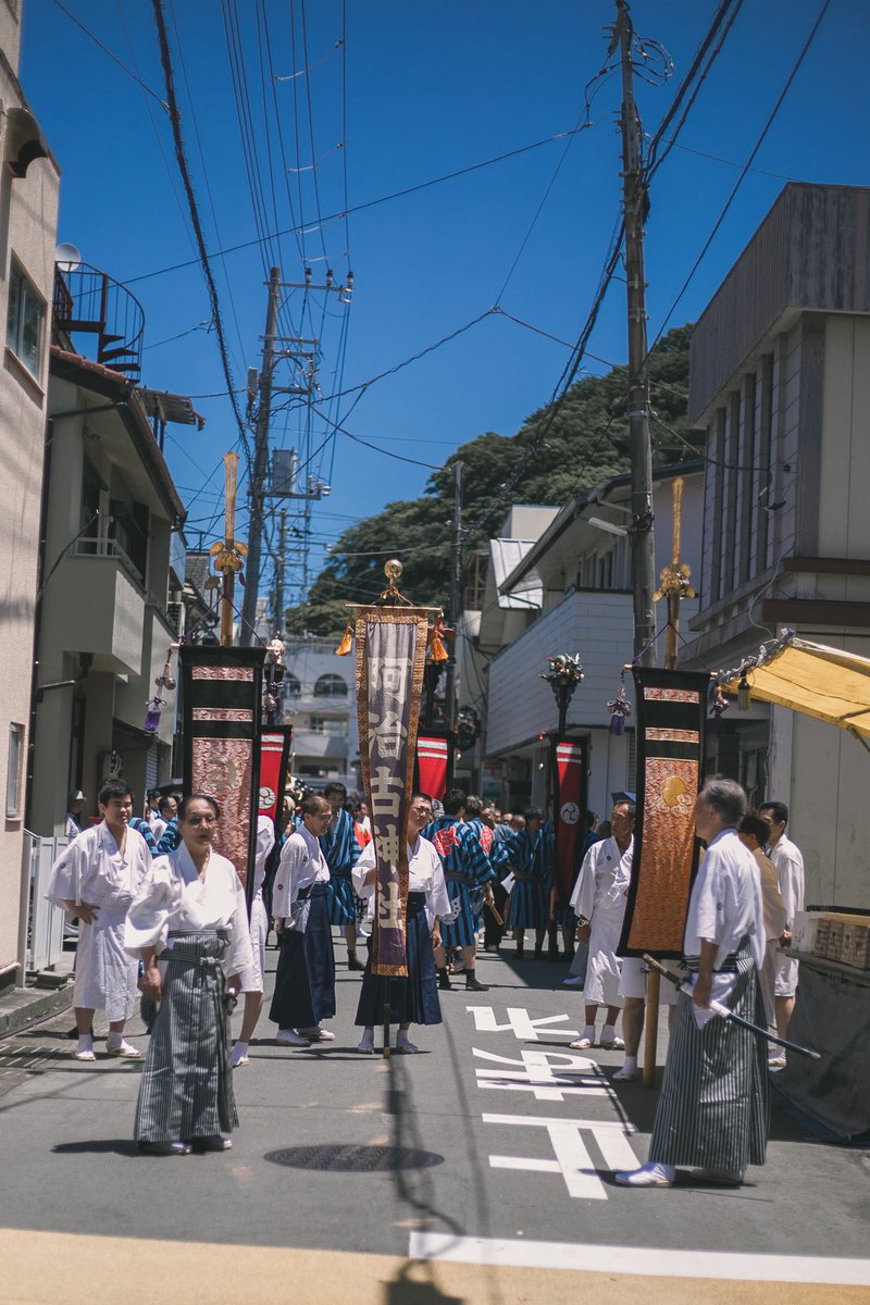 sugi_048's tweet photo. 熱海に6年いたけど、南熱海の網代の祭りを初めて体験しました！

港町だから、山車は『お船』🚤
ハンドルがないから人力で曲げてるのに、ダッシュして突っ込む！

祭りって文化が詰まってるよね〜！🏮 https://t.co/22rPy9KnqZ