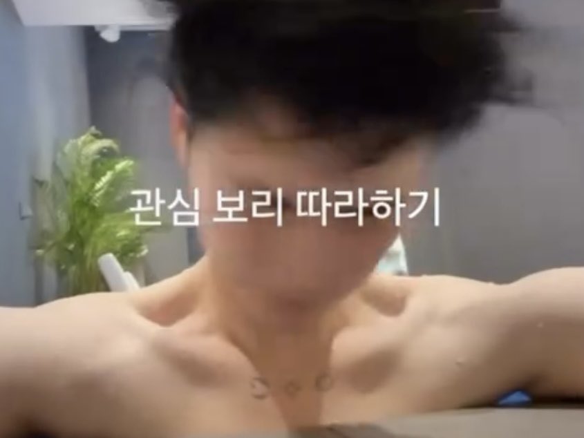 1uvbini's tweet photo. ㅅㅎㅂ님 어깨 넓은만큼 쇄골도 개넓고 깊은거 아시는 분.. 구라좀쳐서 물 2L 담을수잇음 ㄹㅇ https://t.co/eZnKsN5yR8