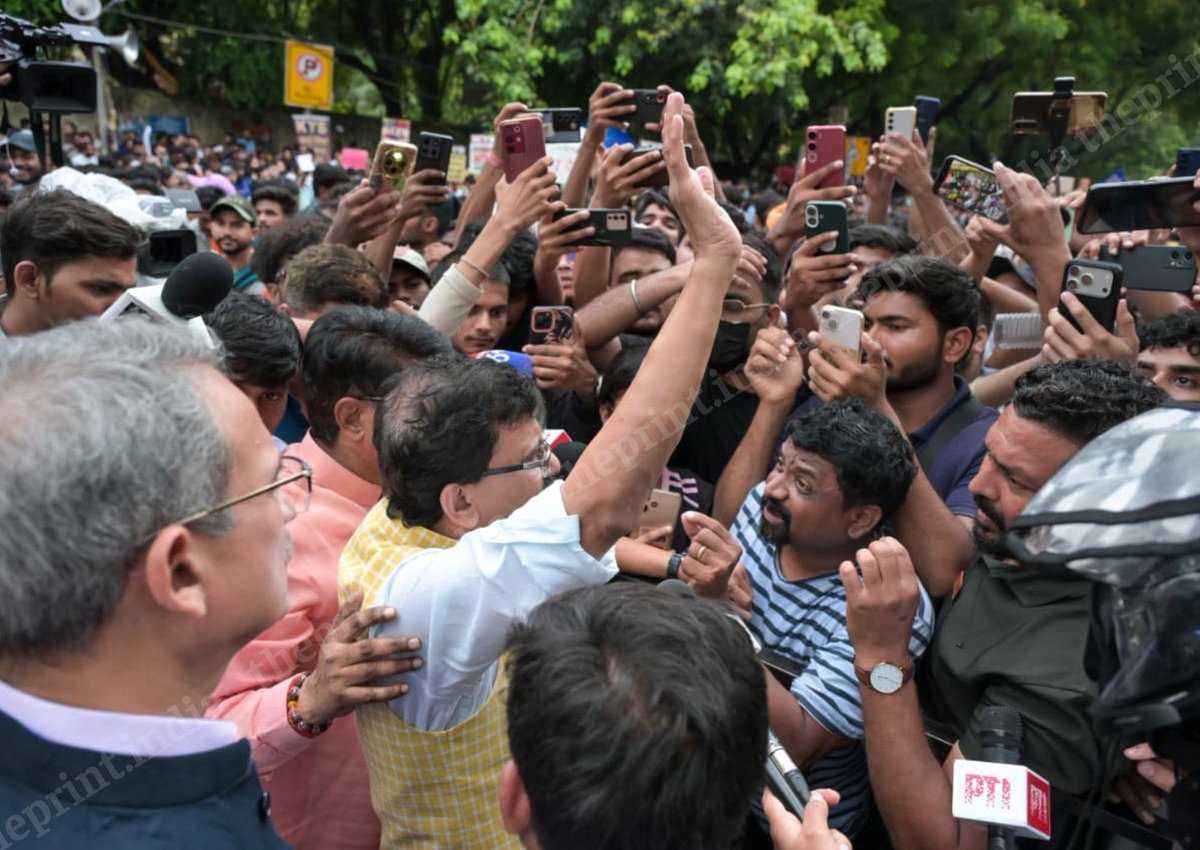 ShivSenaUBT_'s tweet photo. विद्यार्थ्यांच्या न्याय्य आंदोलनात शिवसेना (उद्धव बाळासाहेब ठाकरे) पक्ष त्यांच्यासोबत ठामपणे उभा आहे. आज शिवसेना नेते खासदार संजय राऊत, शिवसेना नेते सचिव खासदार अनिल देसाई आणि शिवसेना नेते खासदार अरविंद सावंत ह्यांनी जंतर मंतर, दिल्ली येथे जाऊन अभिजीत दिपके आणि अन्य आंदोलनकर्त्यांची भेट घेऊन त्यांची विचारपूस केली.