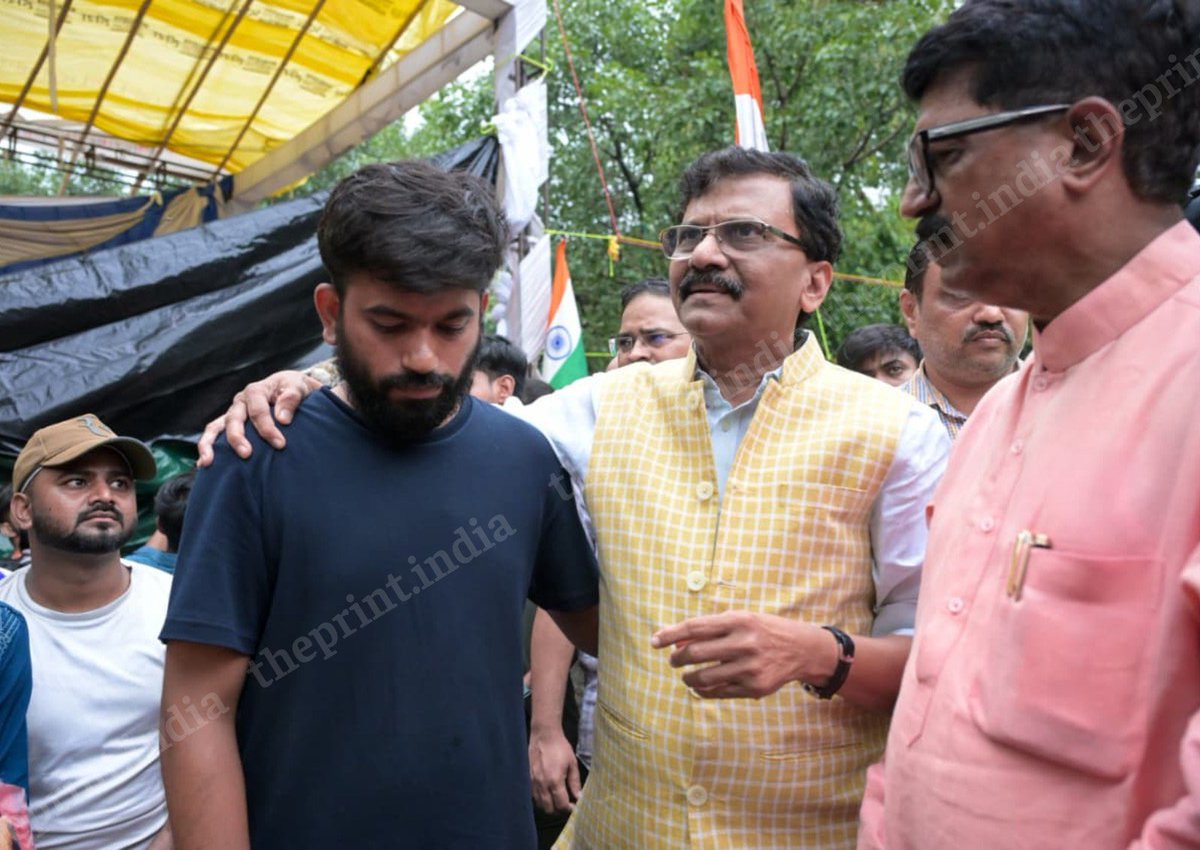 ShivSenaUBT_'s tweet photo. विद्यार्थ्यांच्या न्याय्य आंदोलनात शिवसेना (उद्धव बाळासाहेब ठाकरे) पक्ष त्यांच्यासोबत ठामपणे उभा आहे. आज शिवसेना नेते खासदार संजय राऊत, शिवसेना नेते सचिव खासदार अनिल देसाई आणि शिवसेना नेते खासदार अरविंद सावंत ह्यांनी जंतर मंतर, दिल्ली येथे जाऊन अभिजीत दिपके आणि अन्य आंदोलनकर्त्यांची भेट घेऊन त्यांची विचारपूस केली.