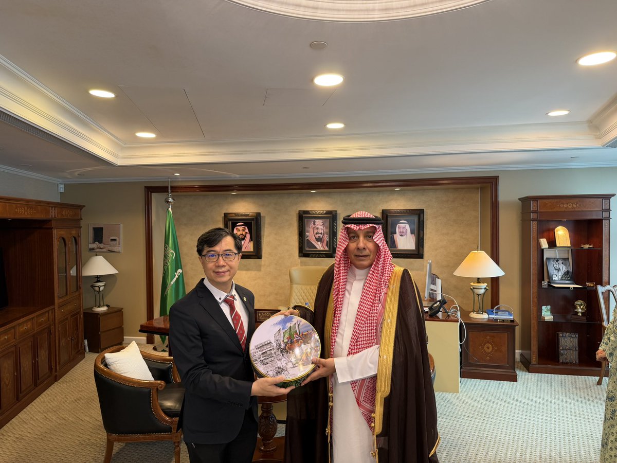 KSAconsulateHK's tweet photo. استقبل سعادة القنصل العام الأستاذ/ مازن الحملي بمقر القنصلية وفد طلاب جامعة أم القرى الذي يزور هونج كونج وحضر اللقاء البروفيسور/ لي كواي سانغ، مدير إدارة الشؤون الدولية بجامعة هونج كونج للتعليم ،وتم خلال اللقاء تبادل الأحاديث الودية ومناقشة سبل تعزيز التعاون الثنائي. https://t.co/wkYz2HIhoV