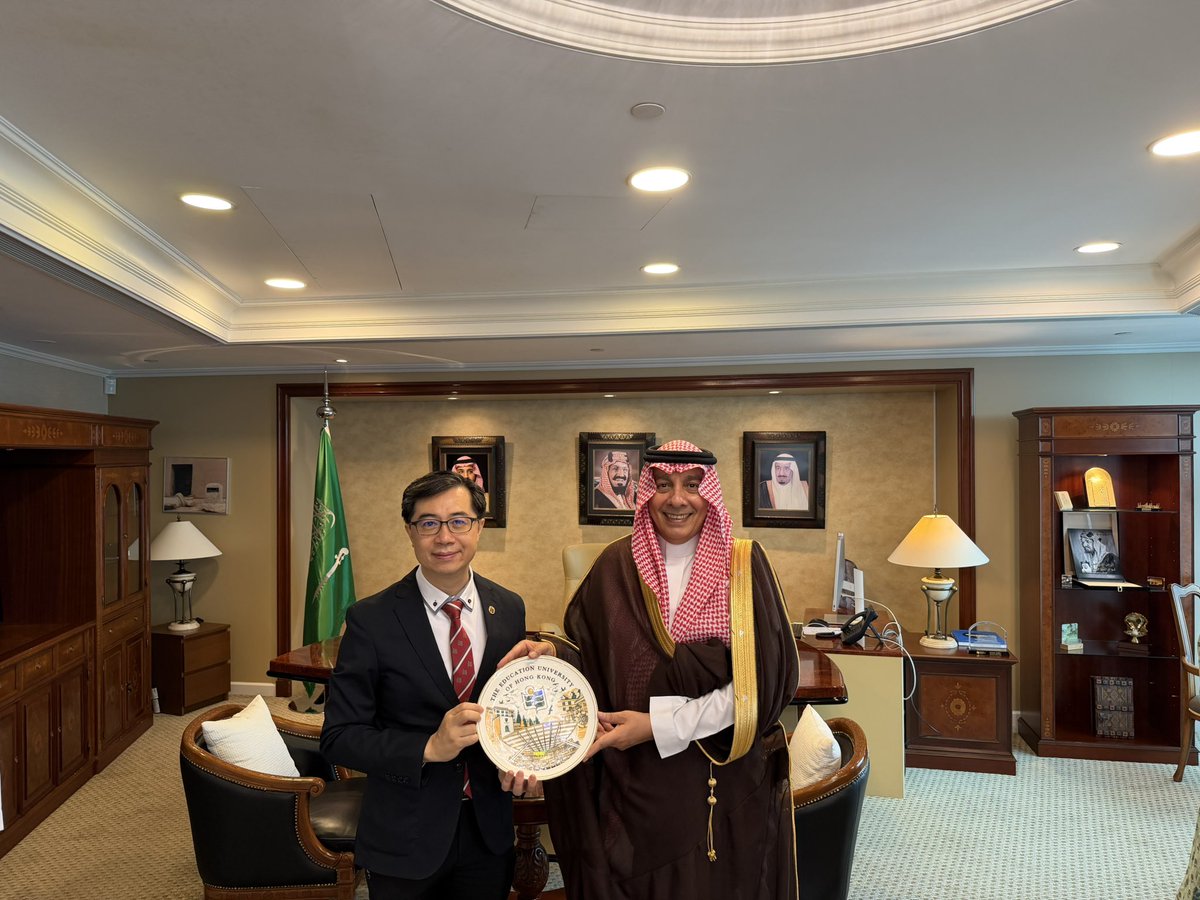KSAconsulateHK's tweet photo. استقبل سعادة القنصل العام الأستاذ/ مازن الحملي بمقر القنصلية وفد طلاب جامعة أم القرى الذي يزور هونج كونج وحضر اللقاء البروفيسور/ لي كواي سانغ، مدير إدارة الشؤون الدولية بجامعة هونج كونج للتعليم ،وتم خلال اللقاء تبادل الأحاديث الودية ومناقشة سبل تعزيز التعاون الثنائي. https://t.co/wkYz2HIhoV