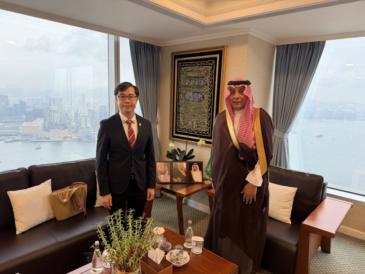 KSAconsulateHK's tweet photo. استقبل سعادة القنصل العام الأستاذ/ مازن الحملي بمقر القنصلية وفد طلاب جامعة أم القرى الذي يزور هونج كونج وحضر اللقاء البروفيسور/ لي كواي سانغ، مدير إدارة الشؤون الدولية بجامعة هونج كونج للتعليم ،وتم خلال اللقاء تبادل الأحاديث الودية ومناقشة سبل تعزيز التعاون الثنائي. https://t.co/wkYz2HIhoV