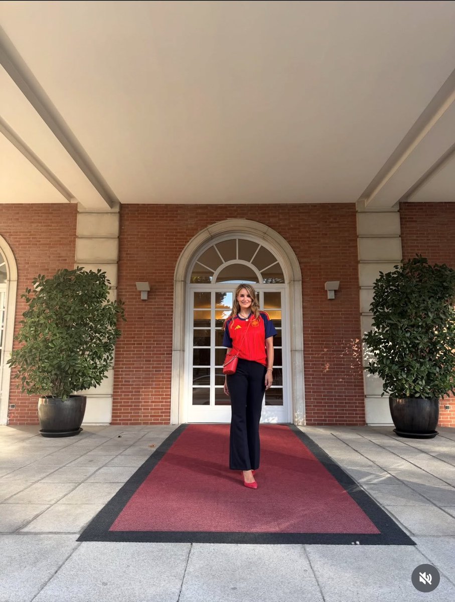 soofrito's tweet photo. Alba Carrillo en La Moncloa a un paso de ser Ministra de Hacienda https://t.co/6GKjGt5g1A