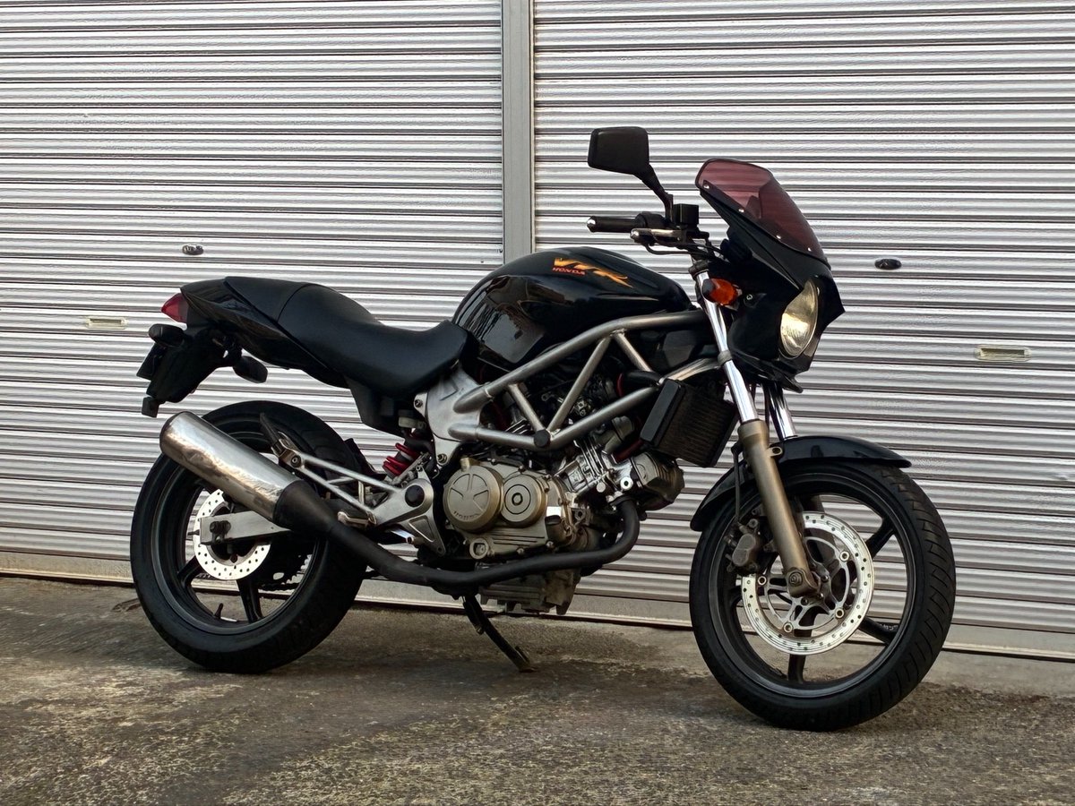 nkmrkj__'s tweet photo. 🏍️ご報告🏍️
VTR250買いました

高速乗れるバイク久々なんで綺麗にして走り回ろうと思います。 https://t.co/WbBC3e5IOr