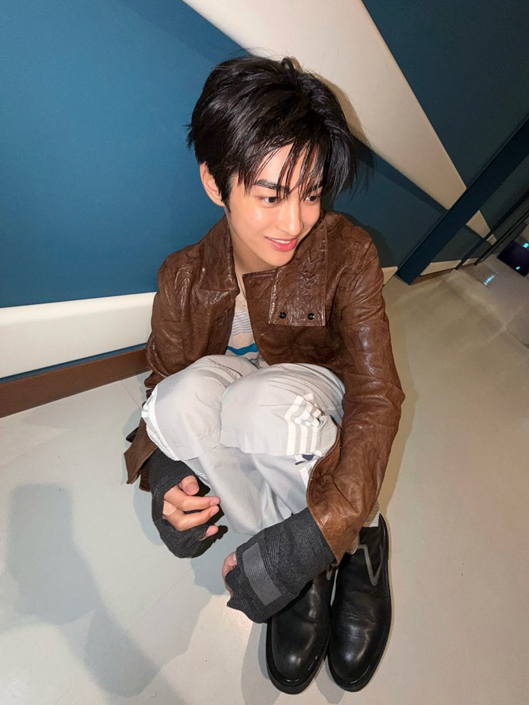 ddkeonhoo's tweet photo. dd biasanya suka bgt bikin silly pose entah itu gelantungan…. 😆 atau angkat kursi atau bahkan sekedar tiduran yang alas nya pake tangan dd 🥹 

tp skrg silly pose nya harus hati hati ya dd…. dd nya harus cepet sembuh dulu, biar bisa enak berkegiatan… enak lg mam dan nulis diarynya… speed recovery dd syg 🥹🤍