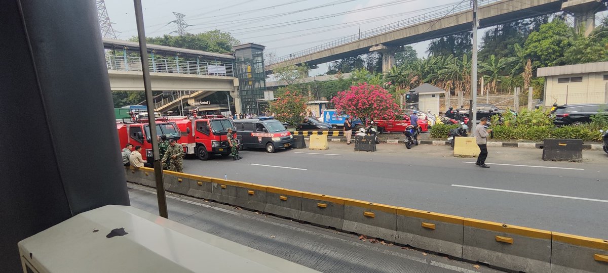 viiyoo_'s tweet photo. @10_Auleeya @PT_Transjakarta Dari temen aku yg lagi nunggu B41 https://t.co/SxOCF6O6Ym