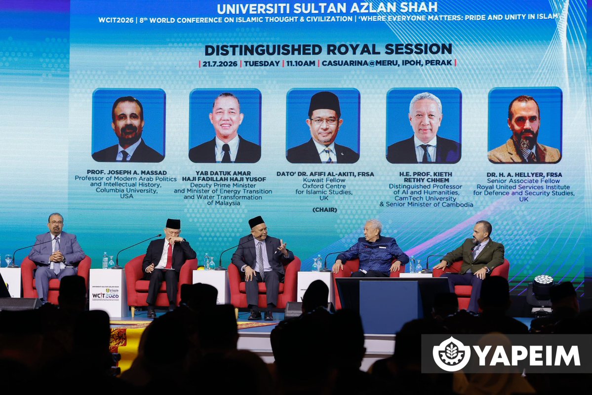 YAPEIM_Official's tweet photo. YAPEIM hadiri Persidangan Pemikiran dan Tamadun Islam Sedunia Ke-8 (WCIT 2026)

Meru, 21 Julai 2026 – YAPEIM menyertai Persidangan Pemikiran dan Tamadun Islam Sedunia Ke-8 (WCIT 2026) yang menghimpunkan ilmuwan, sarjana dan tokoh pemikir Islam dari dalam serta luar negara bagi membincangkan isu pemikiran, ketamadunan Islam dan cabaran global semasa.

Majlis perasmian disempurnakan dengan keberangkatan DYMM Paduka Seri Sultan Perak Darul Ridzuan, Sultan Nazrin Muizzuddin Shah Ibni Almarhum Sultan Azlan Muhibbuddin Shah Al-Maghfur-Lah yang turut berkenan menyampaikan Titah Diraja.

Persidangan anjuran Universiti Sultan Azlan Shah (USAS) ini turut dihadiri YAB Timbalan Perdana Menteri II Dato’ Sri Haji Fadillah bin Haji Yusof, YAB Menteri Besar Perak Dato’ Seri Saarani bin Mohamad, Menteri Pendidikan Tinggi Dato’ Seri Diraja Dr. Zambry bin Abd Kadir serta Timbalan Menteri di Jabatan Perdana Menteri (Hal Ehwal Agama) YB Senator Puan Marhamah binti Rosli.

Bertemakan “Setiap Insan Dihargai: Kemuliaan dan Perpaduan dalam Islam” (Everyone Matters: Pride and Unity in Islam), persidangan ini menjadi medan penting untuk memperkukuh dialog, perkongsian ilmu dan kerjasama strategik dalam membina tamadun Islam yang progresif dan inklusif.

YAPEIM diwakili oleh Ketua Pengarah Tuan Haji Zabidi bin Nasan bersama barisan pengurusan. Penyertaan ini mencerminkan komitmen berterusan YAPEIM dalam menyokong pembangunan pemikiran Islam, memperkasa sosioekonomi ummah serta memperluas jaringan kerjasama di peringkat nasional dan antarabangsa.

Dalam Titah Diraja, DYMM Sultan Perak menegaskan bahawa pelaburan terhadap pembangunan modal insan merupakan asas penting dalam menghadapi cabaran masa hadapan seperti automasi, perubahan iklim dan ekonomi berasaskan pengetahuan.

Semoga WCIT 2026 terus menjadi platform yang menyatukan pemikiran, melahirkan idea bernas serta memperkukuh sinergi ke arah kemajuan ummah dan kesejahteraan sejagat.

#YAPEIM
#YAPEIMMembantu 
#MADANIMembantu 
#MADANIBekerja
#SebarkanSalam
#KitaKawan
