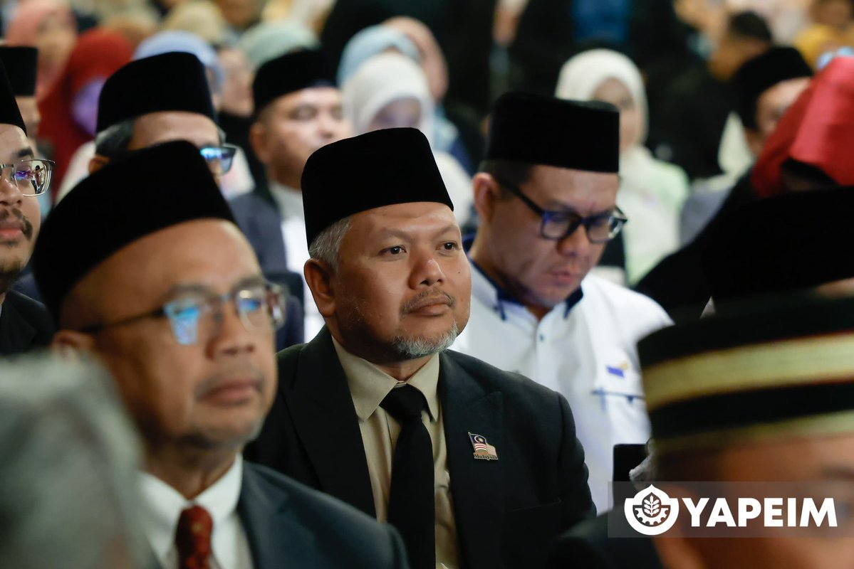 YAPEIM_Official's tweet photo. YAPEIM hadiri Persidangan Pemikiran dan Tamadun Islam Sedunia Ke-8 (WCIT 2026)

Meru, 21 Julai 2026 – YAPEIM menyertai Persidangan Pemikiran dan Tamadun Islam Sedunia Ke-8 (WCIT 2026) yang menghimpunkan ilmuwan, sarjana dan tokoh pemikir Islam dari dalam serta luar negara bagi membincangkan isu pemikiran, ketamadunan Islam dan cabaran global semasa.

Majlis perasmian disempurnakan dengan keberangkatan DYMM Paduka Seri Sultan Perak Darul Ridzuan, Sultan Nazrin Muizzuddin Shah Ibni Almarhum Sultan Azlan Muhibbuddin Shah Al-Maghfur-Lah yang turut berkenan menyampaikan Titah Diraja.

Persidangan anjuran Universiti Sultan Azlan Shah (USAS) ini turut dihadiri YAB Timbalan Perdana Menteri II Dato’ Sri Haji Fadillah bin Haji Yusof, YAB Menteri Besar Perak Dato’ Seri Saarani bin Mohamad, Menteri Pendidikan Tinggi Dato’ Seri Diraja Dr. Zambry bin Abd Kadir serta Timbalan Menteri di Jabatan Perdana Menteri (Hal Ehwal Agama) YB Senator Puan Marhamah binti Rosli.

Bertemakan “Setiap Insan Dihargai: Kemuliaan dan Perpaduan dalam Islam” (Everyone Matters: Pride and Unity in Islam), persidangan ini menjadi medan penting untuk memperkukuh dialog, perkongsian ilmu dan kerjasama strategik dalam membina tamadun Islam yang progresif dan inklusif.

YAPEIM diwakili oleh Ketua Pengarah Tuan Haji Zabidi bin Nasan bersama barisan pengurusan. Penyertaan ini mencerminkan komitmen berterusan YAPEIM dalam menyokong pembangunan pemikiran Islam, memperkasa sosioekonomi ummah serta memperluas jaringan kerjasama di peringkat nasional dan antarabangsa.

Dalam Titah Diraja, DYMM Sultan Perak menegaskan bahawa pelaburan terhadap pembangunan modal insan merupakan asas penting dalam menghadapi cabaran masa hadapan seperti automasi, perubahan iklim dan ekonomi berasaskan pengetahuan.

Semoga WCIT 2026 terus menjadi platform yang menyatukan pemikiran, melahirkan idea bernas serta memperkukuh sinergi ke arah kemajuan ummah dan kesejahteraan sejagat.

#YAPEIM
#YAPEIMMembantu 
#MADANIMembantu 
#MADANIBekerja
#SebarkanSalam
#KitaKawan