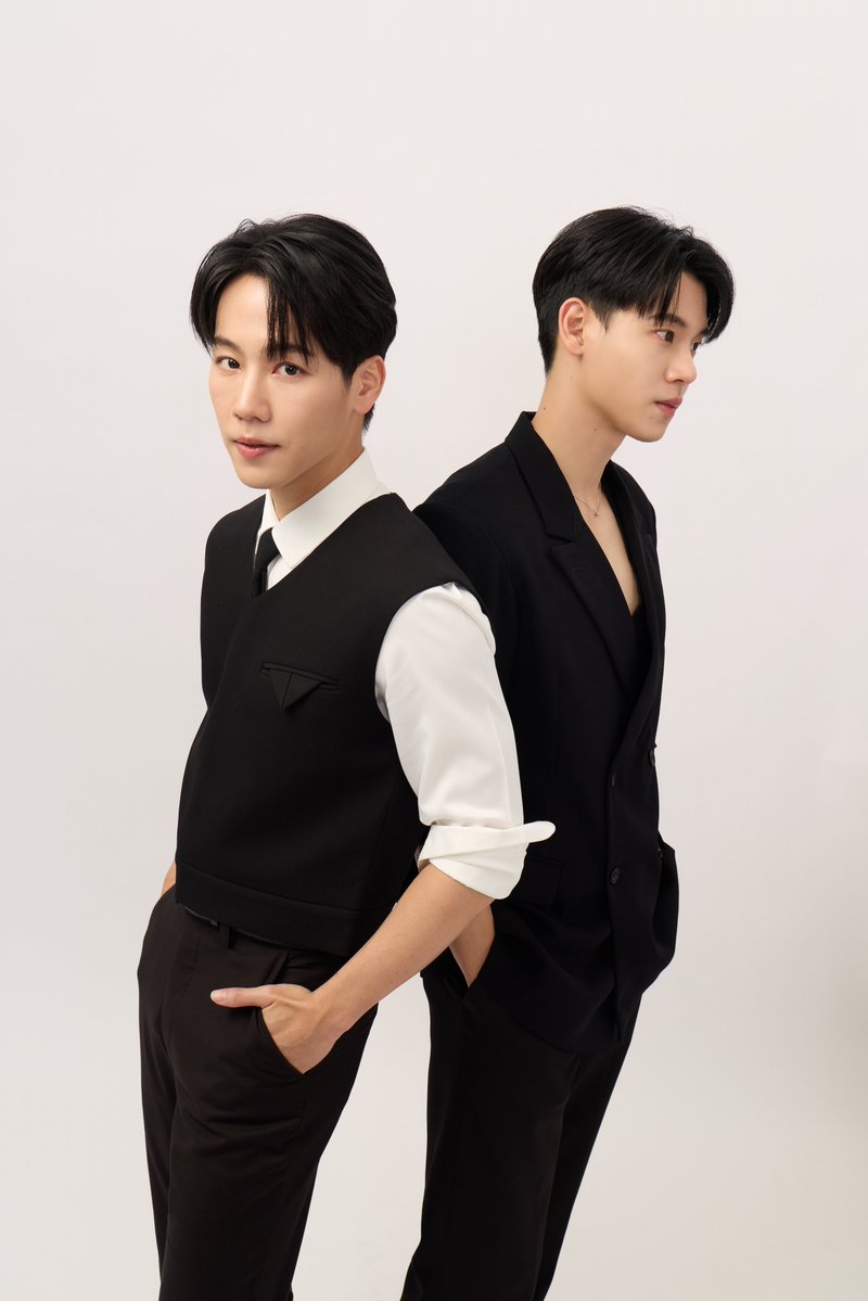 SamsungThailand's tweet photo. 🚨ภาพหลุดพี่ดาราตัวย่อ YW ซุ่มถ่ายคอนเทนต์!!!!

 วงในแอบกระซิบ ถ้าหมูยอตอบถูกว่า พี่ดาราซ่อน The new Galaxy รุ่นไหนเอาไว้ในกระเป๋าครบ 100 คอมเมนท์เมื่อไหร่ เตรียมรับดาเมจ 1 Day Vlog จากพี่ซซ ได้เลย 

#GalaxyUnpacked #GalaxyxYinWar https://t.co/gF8rcg6uhn