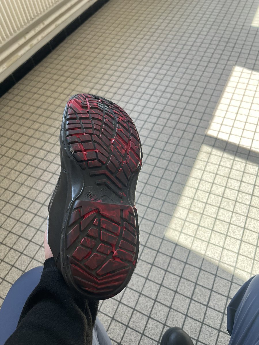 Ams_Pessinho's tweet photo. J’ai customisé mes chaussures de sécurité mtn c’est des louboutins https://t.co/et5nAUsBnx