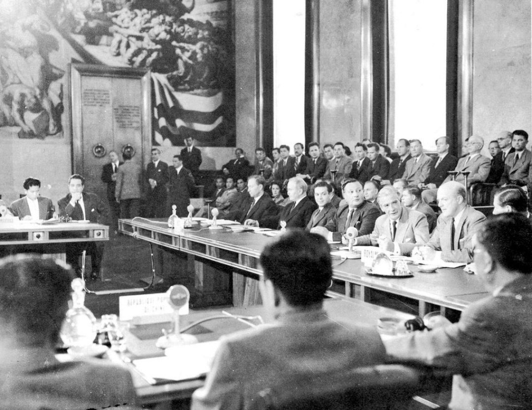 Asiablog_it's tweet photo. #21LUGLIO 1954🇱🇦🇰🇭🇻🇳
Con la Conferenza di Ginevra termina dopo 7 anni e 400-800.000 morti la GUERRA D'INDOCINA.
Parigi riconosce l'indipendenza di #Laos #Cambogia e #Vietnam, ma quest'ultimo viene diviso “temporaneamente” tra Nord e Sud, ponendo le premesse per un'altra guerra.