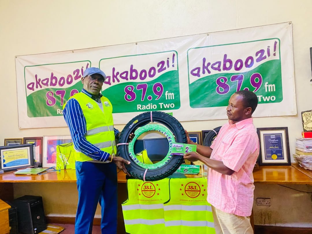 AkabooziFm's tweet photo. ๐จ๐๏ธ RZ TYRES & AKABOOZI FM BAWADDE OMUKISA! ๐๐ฅ Abawuliriza bafuna omukisa okuwangula emipiira gya pikipiki nโama-reflector! ๐โจ Goberera Akaboozi FM omanye engeri gyโoyinza okwetabamu!
๐ป 87.9 FM | ๐ https://t.co/rvYLujRSyk | ๐ฑ 0707 879 879
#RZTyres #AkabooziFM #Pikipiki https://t.co/LlcCUXLydR