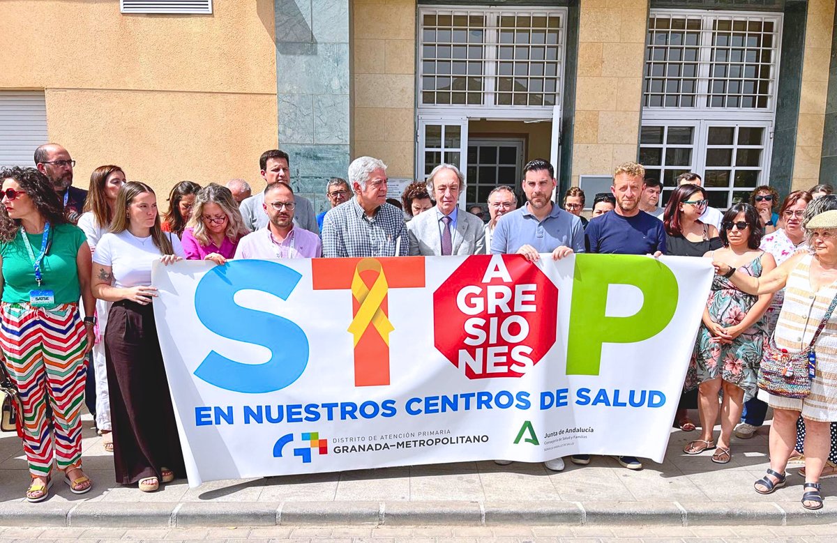 SaludAPGranada's tweet photo. Profesionales, instituciones y vecinos de Dúrcal se han unido para mostrar su rechazo a la agresión sufrida por el equipo de urgencias del centro de salud.

Reiteramos nuestro compromiso con la protección de los profesionales y tolerancia cero a todo tipo de agresión https://t.co/ZGU3iv7L5D