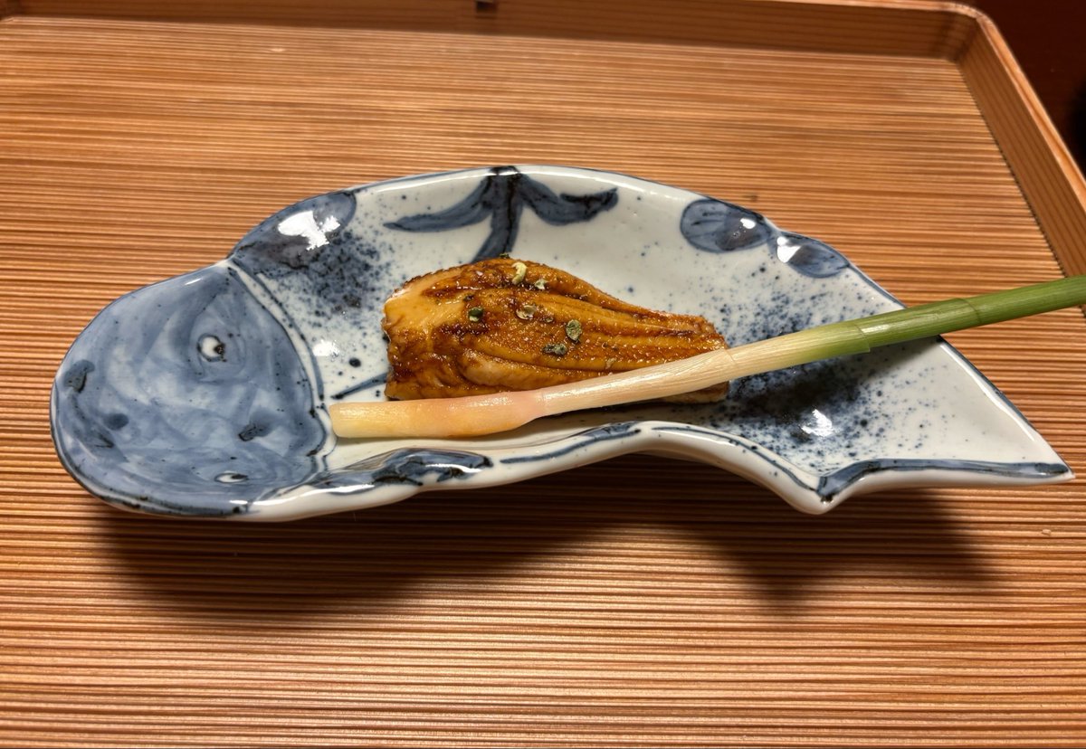 katekuroda's tweet photo. あさば、お泊まりしたのは藤の間なんだけど窓の外の景色がほぼ絵画の様でこの木は桜なので春はもう凄い圧巻の景色になるよね。夕食のメニューも字がカッコいい！そしてあさば名物黒米寿司、黒米が凄い美味しかったです🥹あときゅうりのお花初めて見た🌼可愛い🩷もう全てがラブ🫶ほんと皆さんも是非！✨ https://t.co/PLGElqmi31
