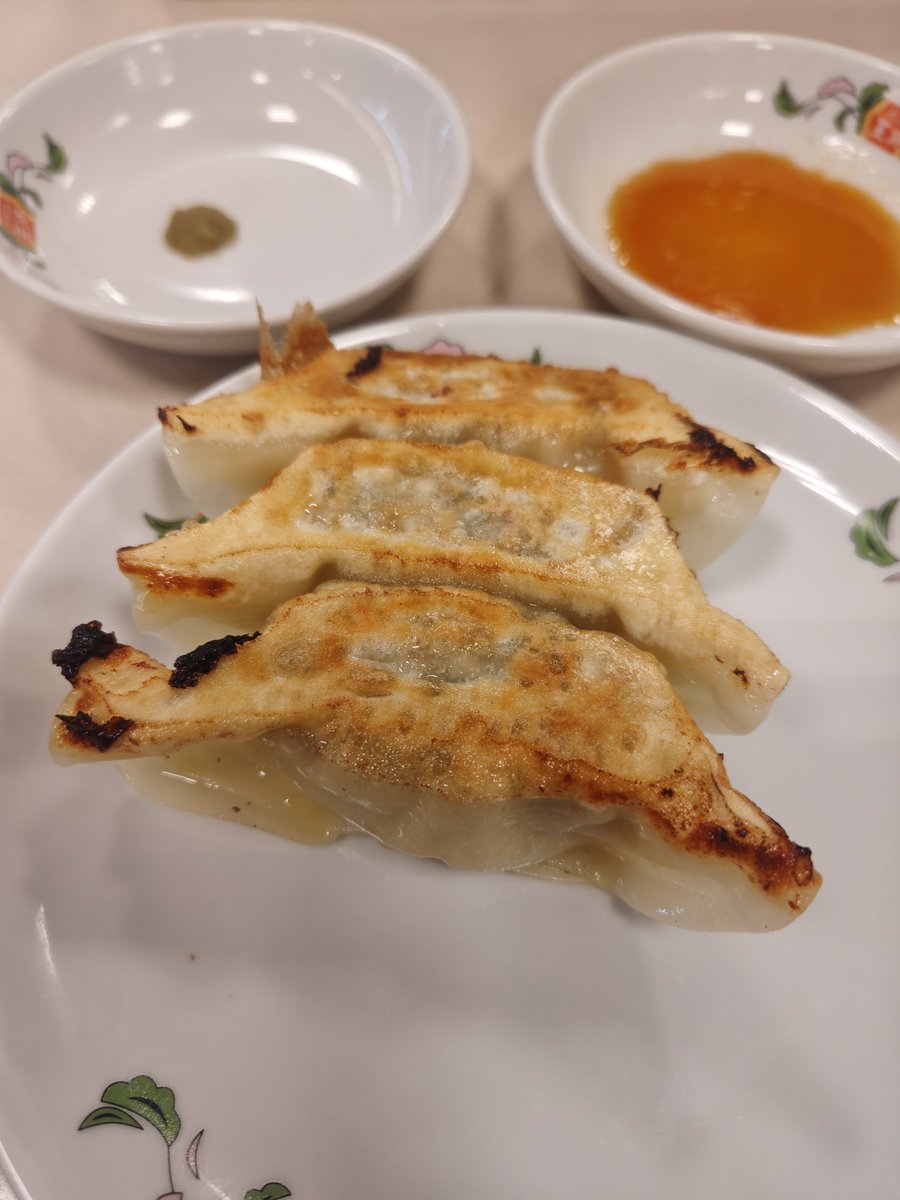 T1kuronora's tweet photo. 無性に鶏からを食べたくなって王将へ…
炒飯と大葉たっぷりの夏限定餃子も注文。 https://t.co/pV8kq5DBpn