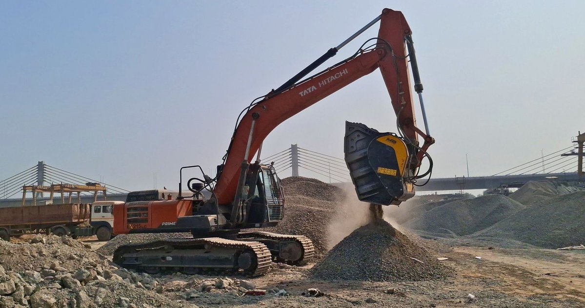 noticiasmaquina's tweet photo. MB Crusher demuestra que el reciclaje en obra impulsa la eficiencia https://t.co/8aim2eKD1v #DEMOLICIONRECICLAJE #Eficiencia #MBcrusher #Obra #reciclaje https://t.co/U6HyWq6Zbs
