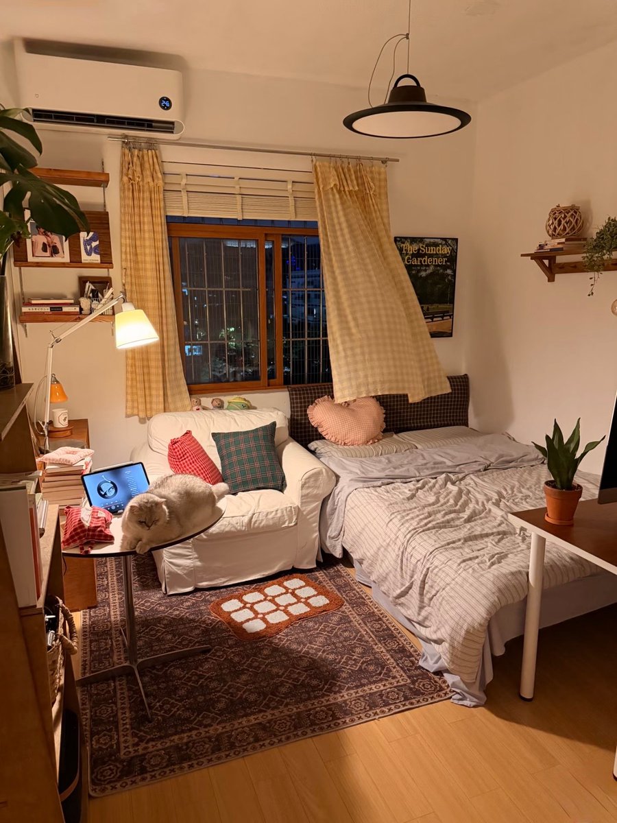 sekarwangikuu's tweet photo. before and after the renovation room🛌 https://t.co/G4dG3rMPJU