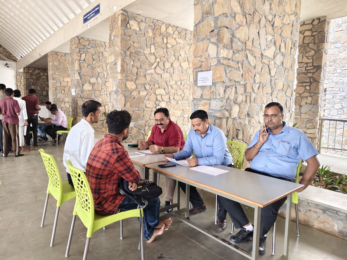 EBanaskantha's tweet photo. જિલ્લા રોજગાર કચેરી પાલનપુર અને આઈ.ટી.આઈ રામપુરા વડલા નાં સંયુક્ત ઉપક્રમે આજ રોજ રોજગાર ભરતીમેળો યોજવામાં આવ્યો હતો જેમાં 3 નોકરીદાતા હાજર રહ્યા હતા. આ ભરતી મેળામાં કુલ 132 ઉમેદવારોએ ભાગ લીધો હતો. જેમાંથી ઇન્ટરવ્યૂ પ્રકિયા દરમિયાન કુલ 77 ઉમેદવારોને નોકરીની ઑફર આપવામાં આવી. https://t.co/vHXWumw13Z