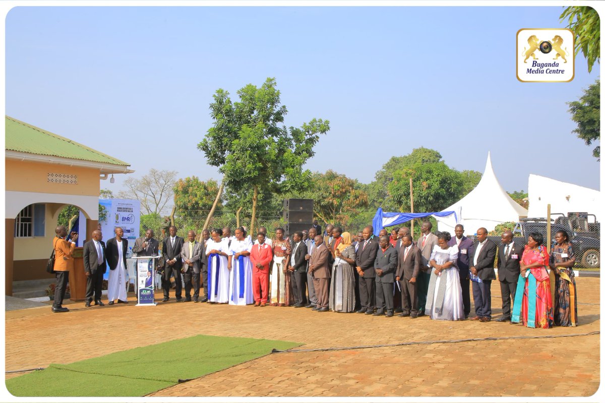 cpmayiga's tweet photo. Nziguddewo mu butongole eddwaliro ly'Obwakabaka, Muteesa II Health Centre erisangibwa e Kalasa mu Bulemeezi.

Mu 2022, Kabaka yatutuma okuzimba amalwaliro mu Buganda era n'asiima gonna tugabbulemu Ssekabaka Muteesa II, kubanga ebbanga lyonna lye yamala nga Pulezidenti wa Uganda, omusaala gwe gwonna yaguwaayo okutumbula ebyobulamu naddala mu Karamoja, kiraga engeri gye yali afaayo ku bulamu bw'abantu obulungi.

Mu nteekateeka ya Situla Omutindo twagala abantu ba Buganda okubeera n'obulamu obulungi, era Bannabulemeezi mbasabye okwettanira eddwaliro lino, okwekebeza, okufuna obujjanjabi obw'omutindo, okulya obulungi, n'ebirala. Abasawo mbasabye okukwata obulungi abalwadde, basobole okussuuka okuwona obulungi bakole emirimu.

Omulamu y'akola, Omulamu y'asitula omutindo era omulamu y'azza Buganda ku Ntikko.

#SitulaOmutindo