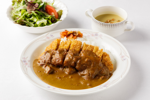NOLUNCH_NOLIFE's tweet photo. 【7/22（水） マロニエランチのご案内】
“できるだけ早く、できたてを。”
本日も皆さまのランチタイムを、しっかりサポートいたします。

ランチタイムは、「食券制」を採用しています。
できたてから、どんどんお持ちします。

急ぎの日はカレー一択🍛
待ち時間は無料ウェルカムドリンクで一息🥤

👉早い・うまい・納得価格

 11:30〜14:00（L.O.）／ランチは現金食券制

#冷やし鶏塩ラーメン #霞が関ランチ #霞が関ワーカー #虎ノ門ランチ #時短ランチ #官庁街ランチ #カツカレー #ランチ難民救済 #おひとりさま歓迎 #サラリーマンランチ #東京ランチ #マロニエランチ