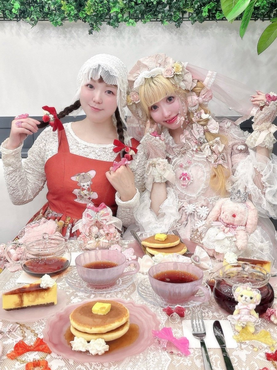 Monetfreelolita's tweet photo. 先日は仲良しのゆりひめちゃん @SPrincessyuri と
五反田の新店・CafeGREEN @cafeGREEN_wo 様でロリデ💕

1ポットずつ茶葉で淹れる本格的な紅茶のお店で、ディンブラが香りだけじゃなくて味もしっかり出ていて美味しかった！

内装もメニューも進化していくとのことなので目が離せません👀

#PR https://t.co/utRdyH9ueG
