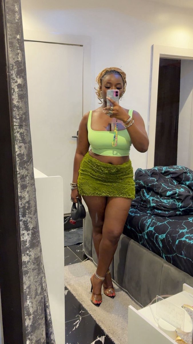 FolaLagos's tweet photo. Frame 2 was a problem when I wore it 🙂‍↔️ https://t.co/feS8WxxW66