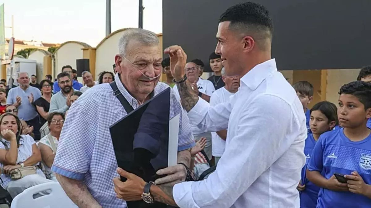 ankorinclan's tweet photo. Pedro Porro marcó el gol que metió a España en la final del Mundial. Luego lloró recordando a su abuelo Antonio, que dormía en el coche para que él pudiera seguir entrenando.

Porro nació en Don Benito, Badajoz, una ciudad de poco más de treinta mil personas en Extremadura. Sus padres trabajaban jornadas largas y quien asumió gran parte de su crianza fueron sus abuelos maternos, Antonio y Manola. Cuando Pedro empezó a destacar en las categorías inferiores y le llegó la oportunidad de incorporarse a la cantera del Rayo Vallecano en Madrid siendo adolescente, la familia tuvo que tomar decisiones que el dinero no facilitaba.

El abuelo Antonio lo llevaba a los entrenamientos en coche desde Badajoz. Son más de trescientos kilómetros. En lugar de pagar hotel, Antonio esperaba en el aparcamiento durmiendo dentro del vehículo hasta que terminaba la sesión. Luego volvían a casa. Así, durante meses. El nieto entrenaba. El abuelo dormía en el coche.

Porro ha contado esta historia en varias entrevistas emocionándose de la misma manera cada vez que la menciona, porque no es una anécdota de superación que ha digerido ya. Sigue pesándole lo que costó. "Sin mi familia no soy nada", dijo después del partido contra Francia. "Todo lo que tengo se lo debo a ellos."

El lateral derecho que asistió a Ferran Torres para el gol de la final, el jugador elegido mejor del partido de semifinales, el hombre que ha hecho del carril derecho de España uno de los mejores del mundo, empezó su carrera durmiendo de aparcamiento en aparcamiento con un abuelo que nunca le preguntó si merecía la pena.

Los abuelos rara vez preguntan eso.