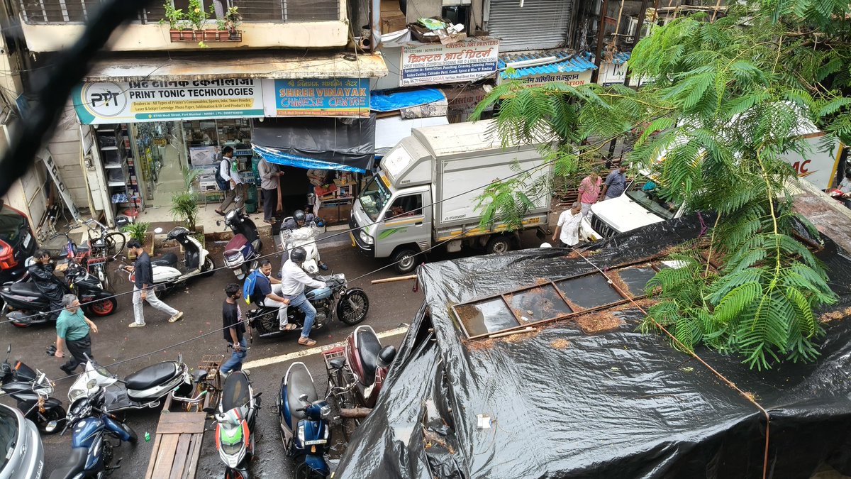shuks1986's tweet photo. Dealing with the usual traffic chaos on Modi Street, Fort Mumbai! 😩 Between Kent enterprise and Kawa Khana Masjid, it's a regular scene of no entry and double parking causing major jams. 😤 Wish something could be done about this daily struggle! @MTPHereToHelp https://t.co/amaD17KZc7