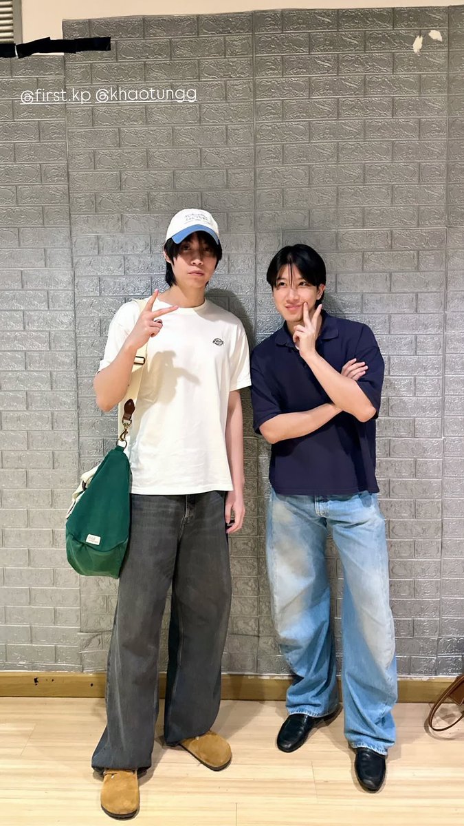 dayin_dayout_'s tweet photo. ส่วนสาขาไทยมี “ข้าวตังเฟิร์ส” ค่ะ ซ้ายเคะ ขวาเมะ ให้ทำอะไรน่ารักน้องเคะต้องบ่นก่อน แต่ก็ต้องยอมทำ ติดกึง ติดเท่ เพราะถ้าแบ๊วตามเมะเดี๋ยวมันจะเคะระเบิด เมะแบ๊วเคะเท่ เมะสวยเคะหล่อ เมะตัวเล็กเคะตัวสูง ของดีไทยแลนด์ https://t.co/zhqIgEaurR