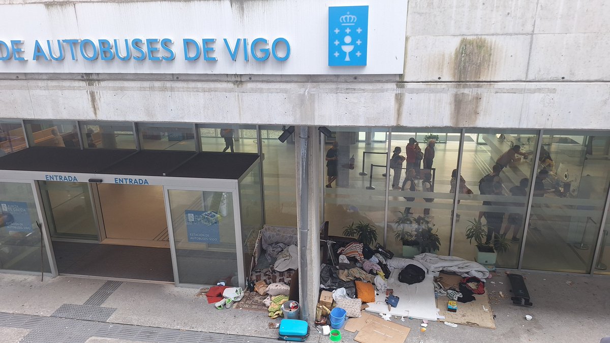 Cesar_Pineiro_'s tweet photo. @Xunta como puedes permitir esta imagen en la estación de buses de #vigo ? Dejaos de batallas con el alcalde @abelcaballero y poned soluciones. https://t.co/8SrsB6xcEk
