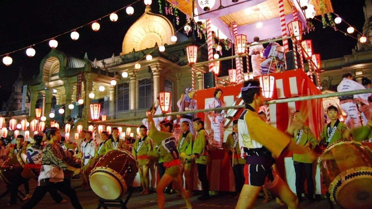 event_checker's tweet photo. 🏮日本一美味しい盆踊り！

築地本願寺で
「納涼盆踊り大会」開催

築地の名店が屋台で集結🍢 
食べて、踊って、夏を満喫！

📅 7/29(水)-8/1(土)
💰 参加無料

→ https://t.co/ECx0JZ8Paa https://t.co/lQDdJdaZc2